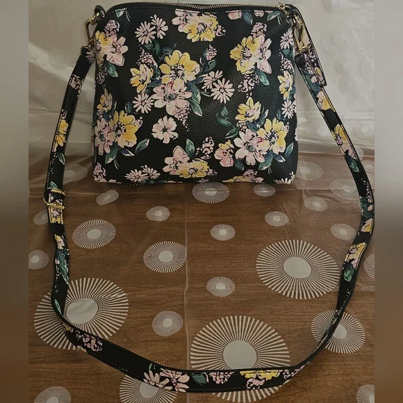 Steve Madden Floral Black Crossbody Bag W/ adjustable strap - Picture 4 of 5